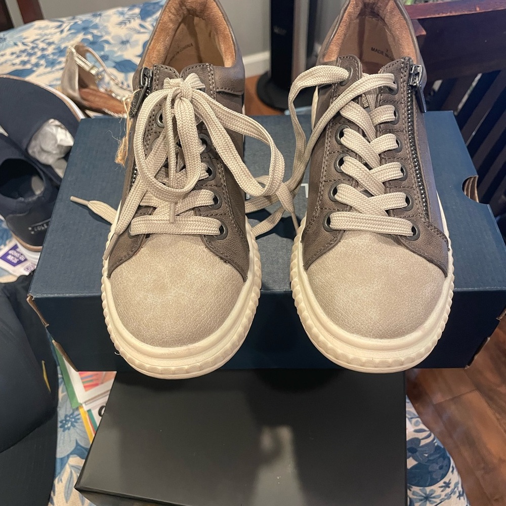 Stylish Two-Tone Sneakers with Side Zipper